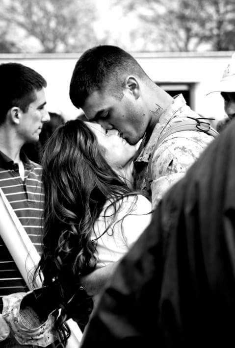 Обнимает солдата. И встретила его готовая. Найдёшь не там где ищешь и обретёшь не там где. Стихи о встрече мужчины и женщины. Счастье быть вместе с человеком.