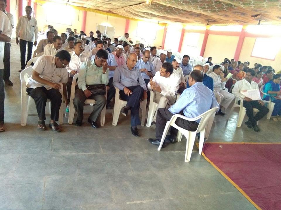 GroupTanishka's tweet photo. #Tanishka, Takali Haji gave requirements to Sourav Rav, Collector, Pune to drive the #SmartVillage project further who visitied Bori Budruk. https://t.co/Ko4HuL3xJA
