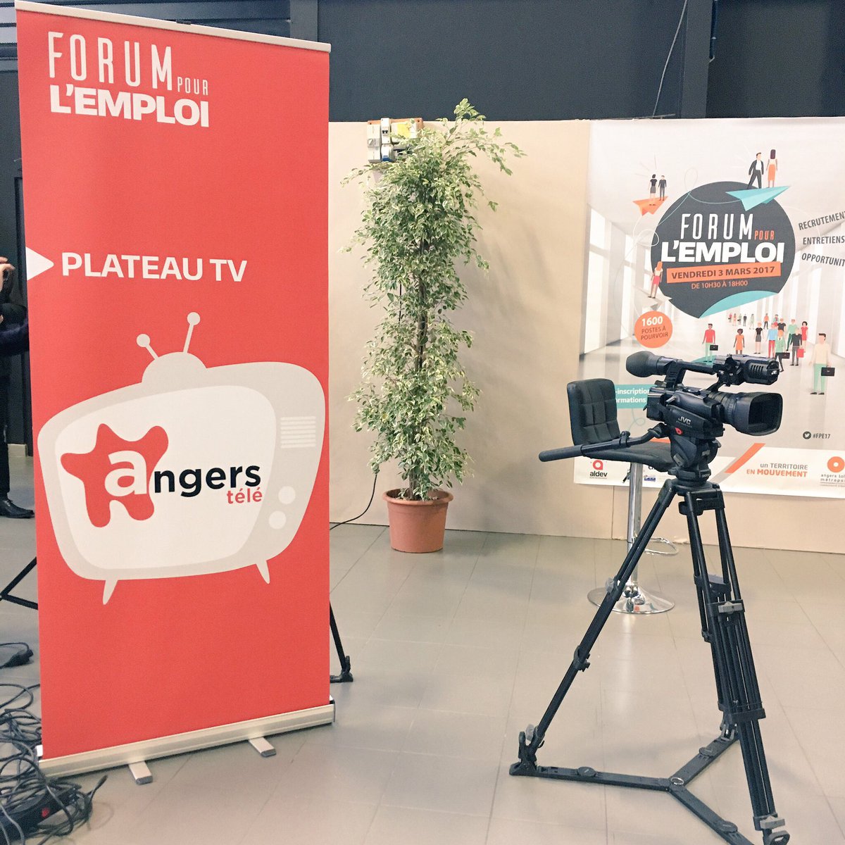 SGPDV's tweet photo. #AngersTele au #fpe17 🎥 ! Petit tour des offres et entreprises du forum ✔️ merci @Angers_ALDEV @poleemploi_PDL #emploi #paysdelaloire https://t.co/S3C7EGJB0K