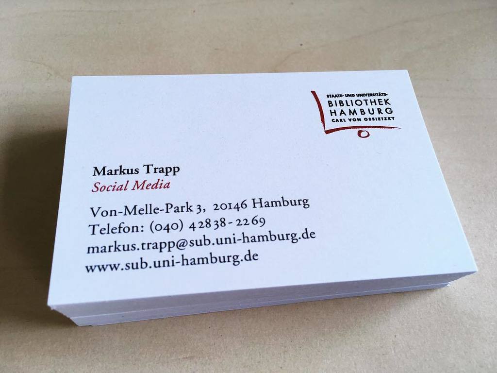 textundblog's tweet photo. Meine neuen #Visitenkarten der #StabiHH gefallen mir, weil sie so schlicht sind. #Biblioth… https://t.co/9rDP4Cw8Nz https://t.co/Gc7g3lRUBG