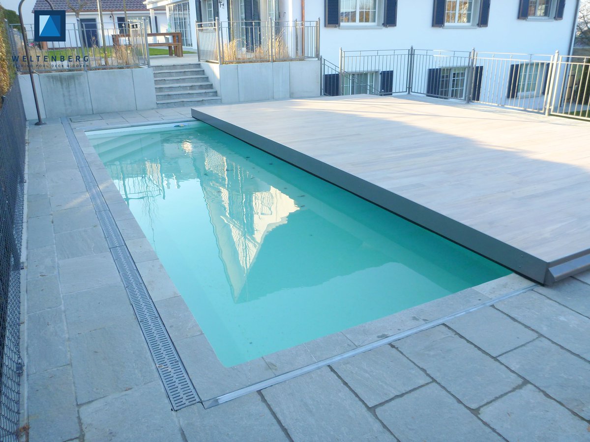 New sliding swimming pool deck by Weltenberg.
pinterest.com/weltenberg/
Sliding swimming pool covers and terraces 
weltenberg.ch