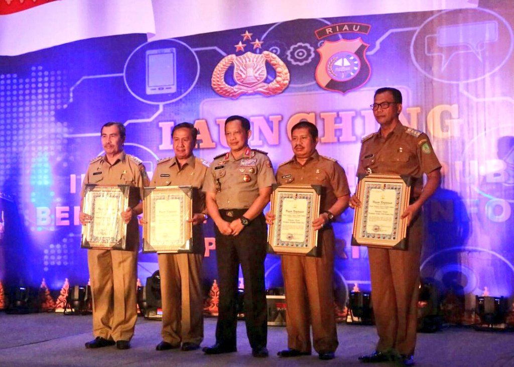 Kapolri Jendral Polisi Tito Karnavian beri penghargaan kepada Bupati Siak, Syamsuar di Pekanbaru. <a href="/polisi/">polisi</a>