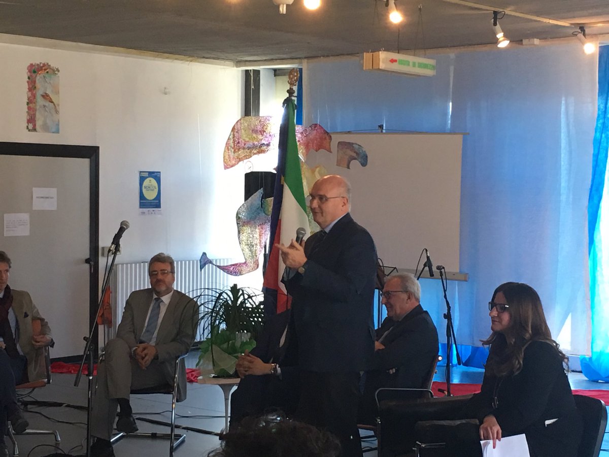 a_mezzogiorno's tweet photo. #SindacoDeLuca @ComuneDiPotenza "Economia e Diritto oggi competenze fondamentali per vivere il quotidiano" #SchoolFactory #WEnoME https://t.co/xOwoK5WSVw