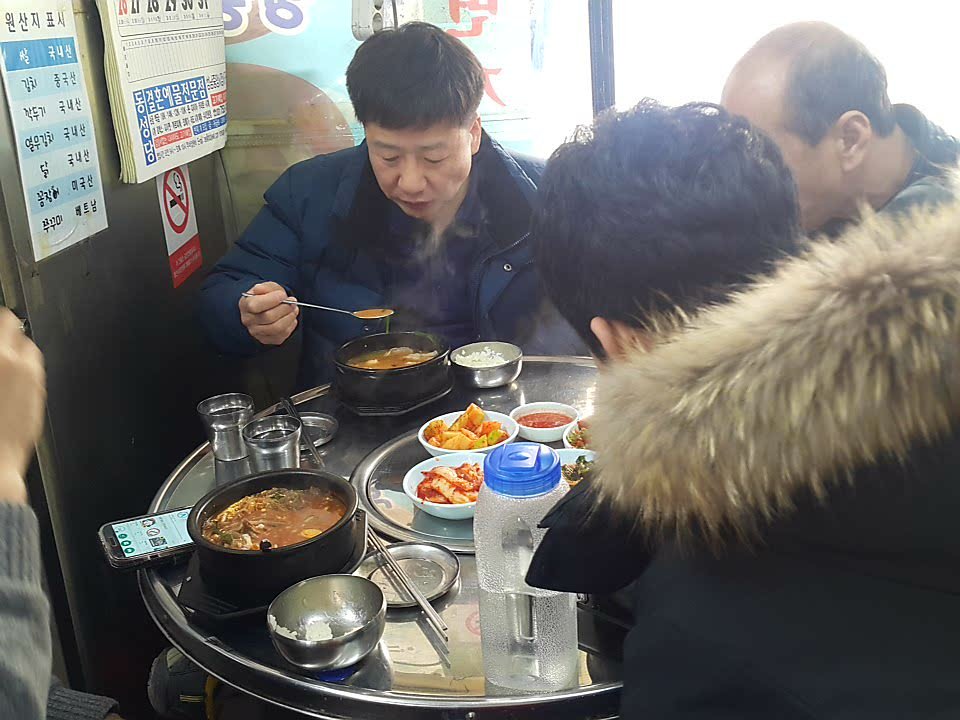 #성남시 수정구 건축과
첫째주 셋째주 금요일은 지역상권 활성화로 인해  구내식당이 휴무일입니다!
저희 건축과 건축지도팀이 태평3동에 있는 식당에서 점심식사를 했습니다