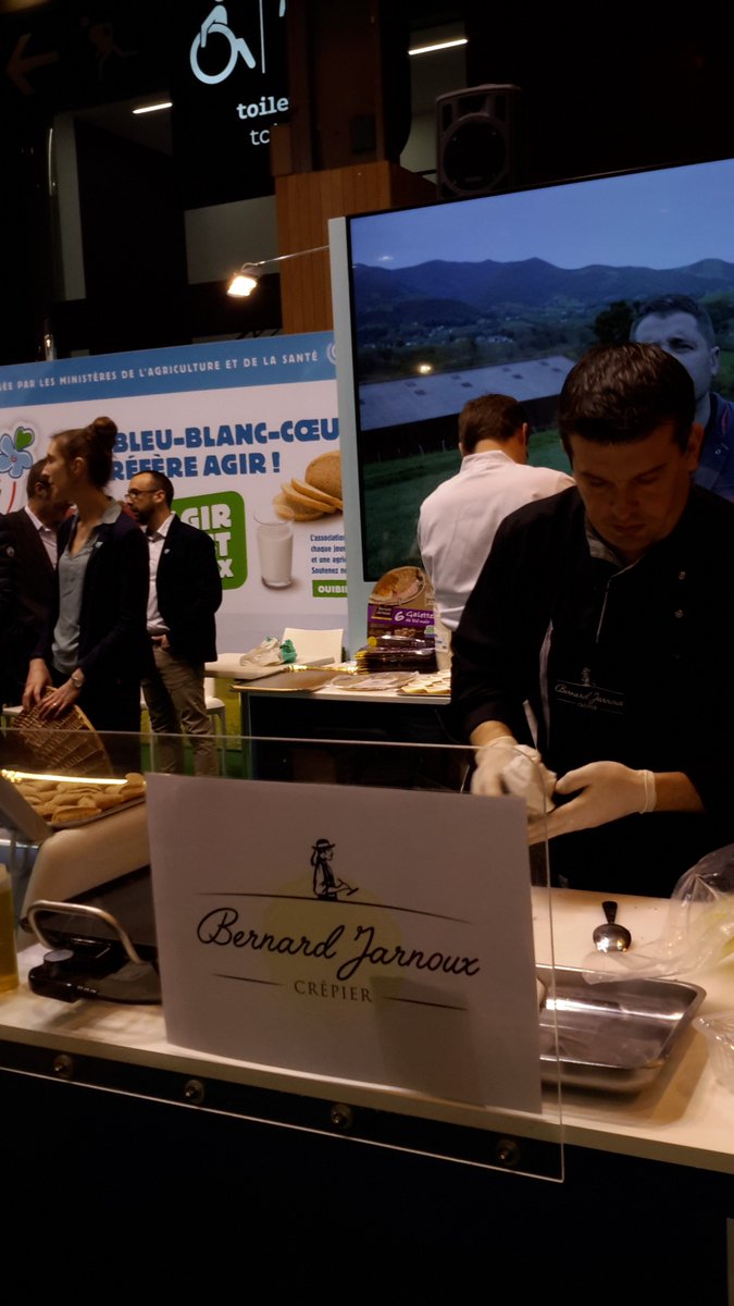 BleuBlancCoeur's tweet photo. [#SIA2017] Journée #galette @BleuBlancCoeur de la Crêperie Jarnoux aujourd'hui sur notre stand C99 (Hall1) 😋 ! Venez déguster ! #BBCSIA2017 https://t.co/YBwaRhCBQH
