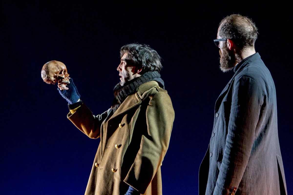 teatrokamikaze's tweet photo. Miguel del Arco es candidato al #PremiosMax a mejor director de escena por #Hamlet, en cartel hasta el 5 MARZO https://t.co/7oxMVoVPcm https://t.co/P9UiXSXiZT