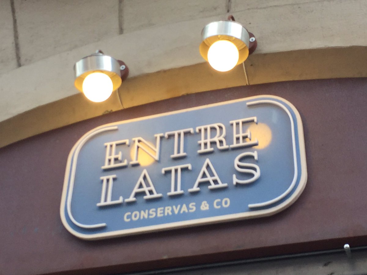 lalatarevista's tweet photo. Montando la exposición en #entrelatas venid hoy a las 8, habrá vino, muchas latas y felicidad https://t.co/DTNaKQSs7F