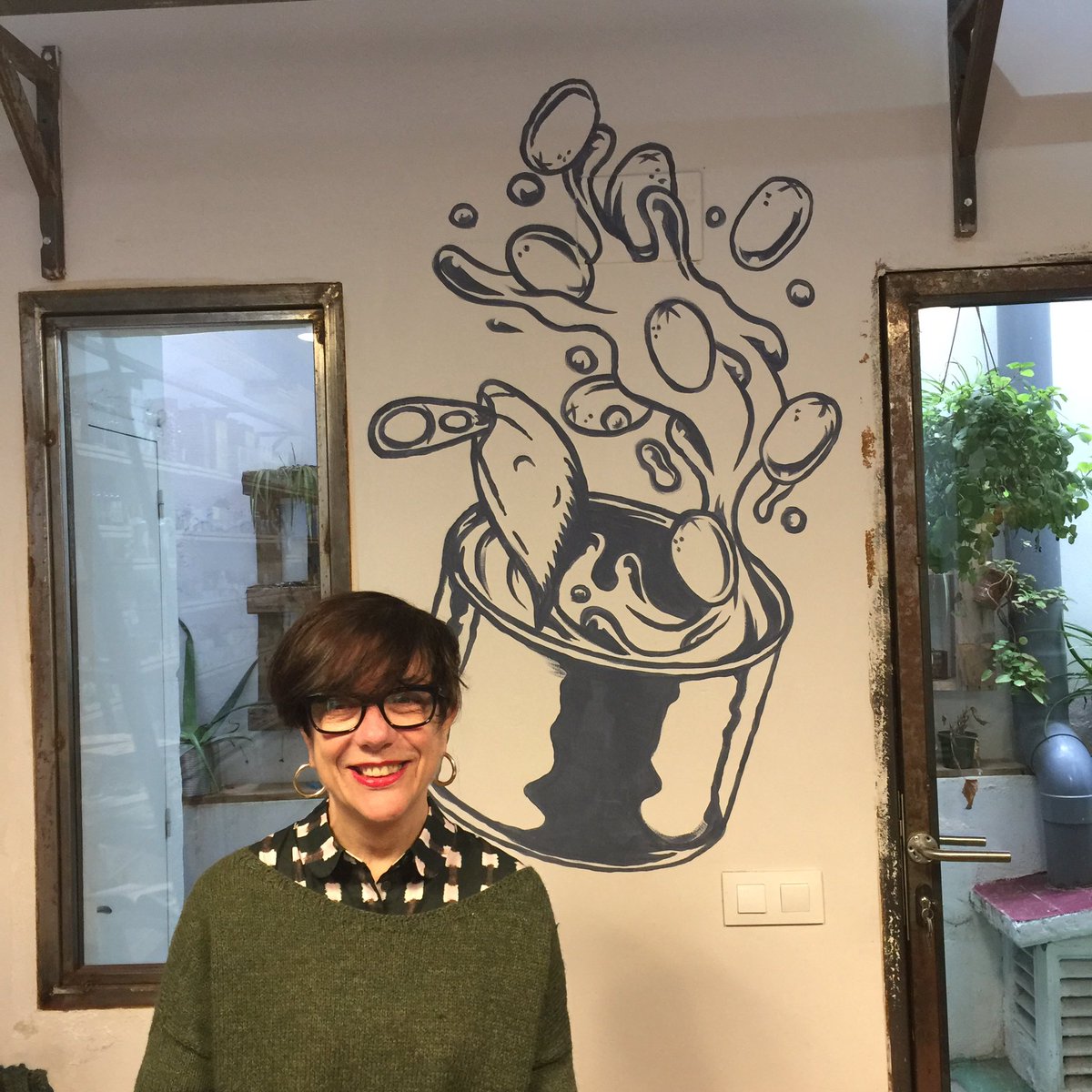 lalatarevista's tweet photo. Montando la exposición en #entrelatas venid hoy a las 8, habrá vino, muchas latas y felicidad https://t.co/DTNaKQSs7F