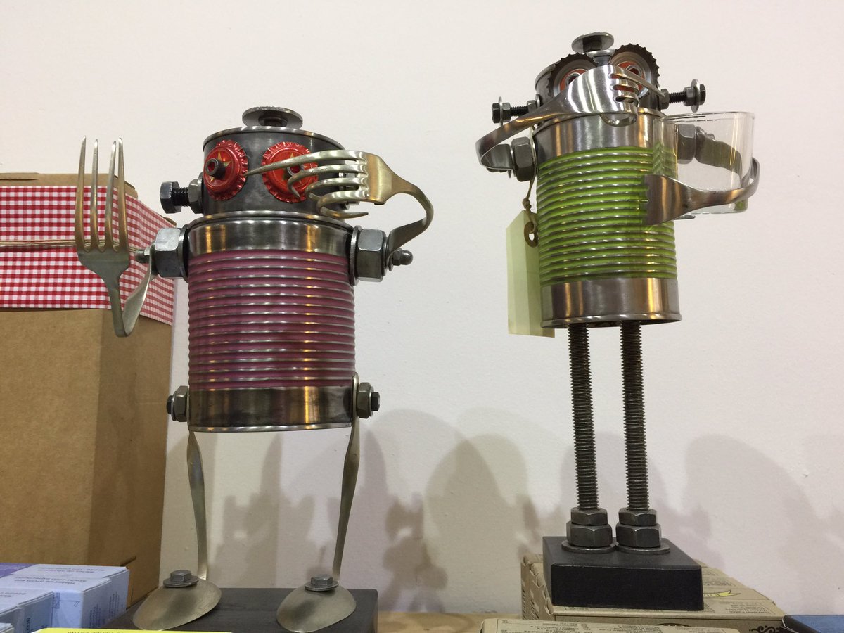 lalatarevista's tweet photo. Montando la exposición en #entrelatas venid hoy a las 8, habrá vino, muchas latas y felicidad https://t.co/DTNaKQSs7F
