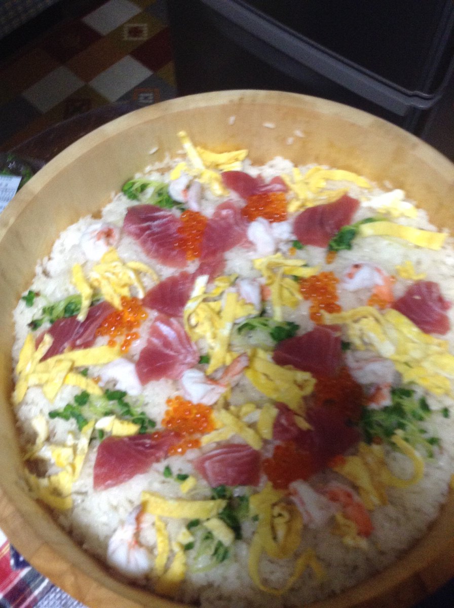 ちら寿司を食べました美味しいです😍