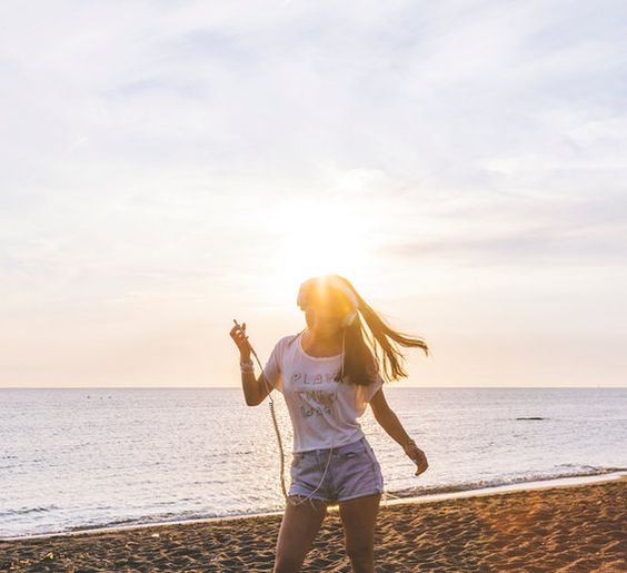 mindbodygreen's tweet photo. A 10-Song Playlist That Can Make Any Day Better by @Lissarankin https://t.co/fIffuS8MIi https://t.co/tZYll0Dav2