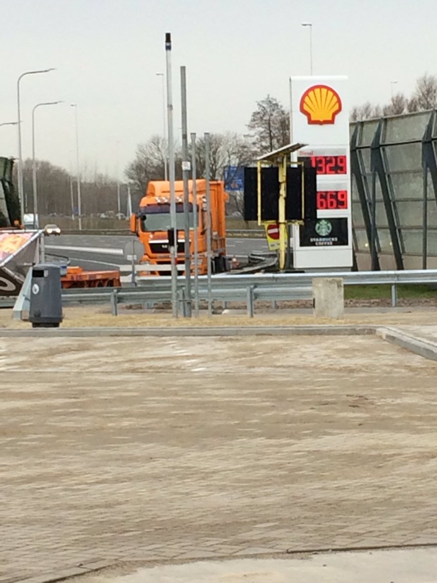 jerommeke67's tweet photo. @VermeulenIM heeft #verkeersmaatregel verwijderd #shell #deAndel is weer open na #brand #brandstof #hapje #drankje enz @VermeulenGroep ๐ https://t.co/ZJcbdugDFU