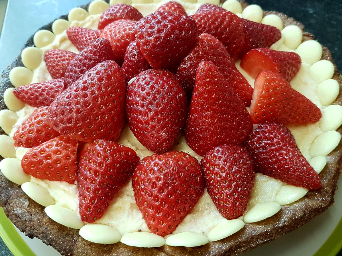 WHITE CHOCOLATE &amp; STRAWBERRY TART #pushpan #baking #pastry #milkybar #nestle #monin caramel #chocolate #Strawberries #homemade #myrecipe