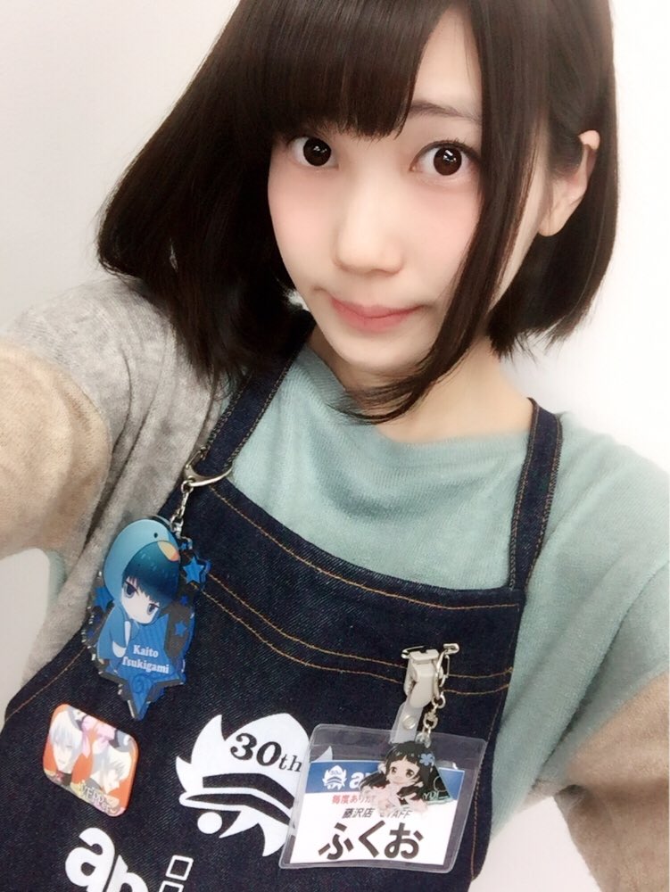 福緒唯 アニメイト藤沢店さんでの 自転車に花は舞う リリースイベントありがとうございました アニメイト さんのエプロン 店員さんがされているみたいに 今日持ち合わせていたグッズをかざってみました ふふふ 本当に働いていそう がテーマ