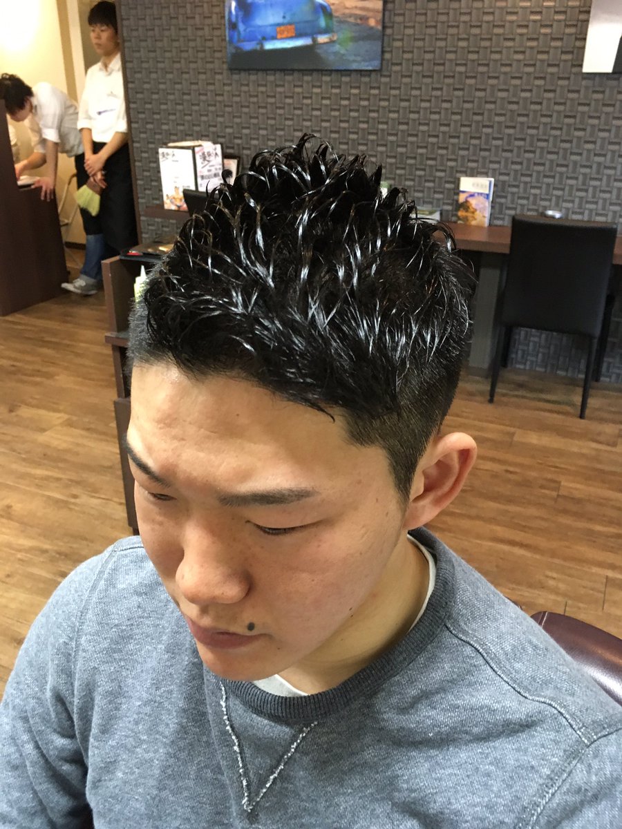 末長実 Fit Barber Twitter પર 外人風カット テーマはクリロナ 分け目の部分に剃り込みを入れるともっとメリハリがついてすごく映える 外人風のヘアスタイルはマッシュと同じく今年のトレンド ファッションも髪型も外人 風になろう P S 紹介