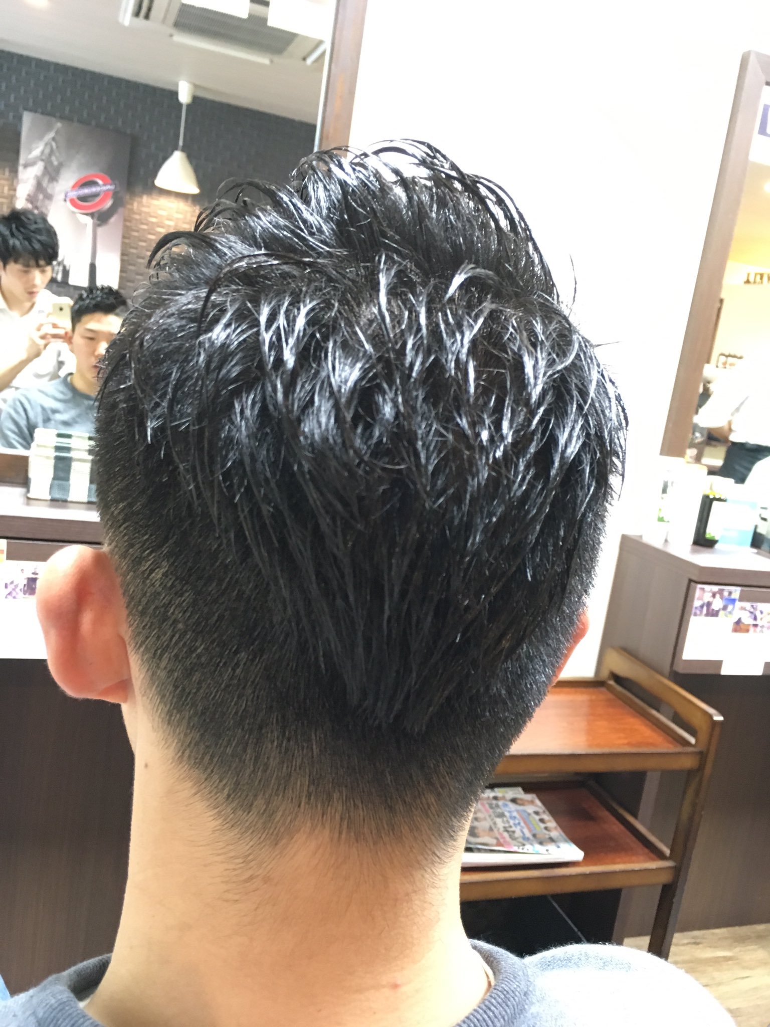 末長実 Fit Barber 外人風カット テーマはクリロナ 分け目の部分に剃り込みを入れるともっとメリハリがついてすごく映える 外人風のヘアスタイルはマッシュと同じく今年のトレンド ファッションも髪型も外人風になろう P S 紹介