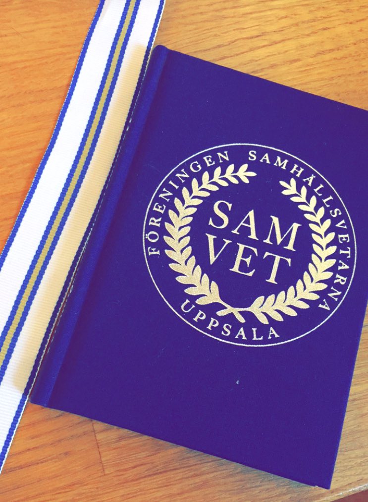 Samvetarna's tweet photo. Med stolthet presenterar vi våra nya sångböcker och frackband! https://t.co/ObSBiZ3UM8