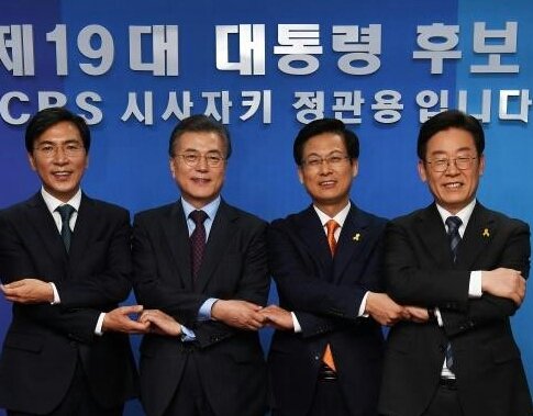 <첫토론회 소감>
우리당에 또하나의 보배가 있었네요^^
최성 고양시장이 실검1위!
토론은 뜨거워도 우리는 원팀입니다!
정권교체 그날까지 모두 화이팅!