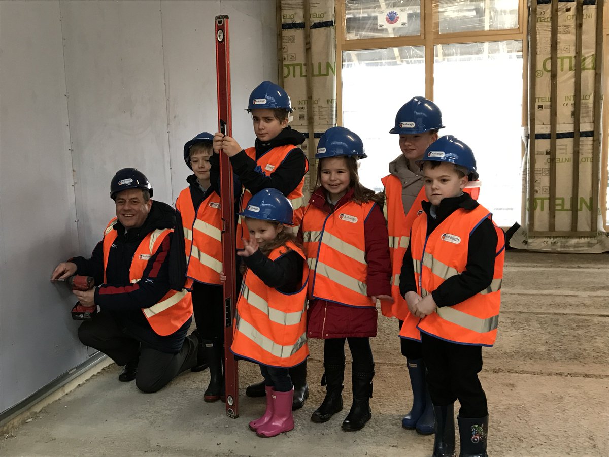 eacnewschools's tweet photo. #MuirkirkPS “topping out” ceremony. Pupils were excited to see new classrooms & flexible spaces for learning 😊 @ashleighscot @EastAyrshire https://t.co/yvSQj5bZNc