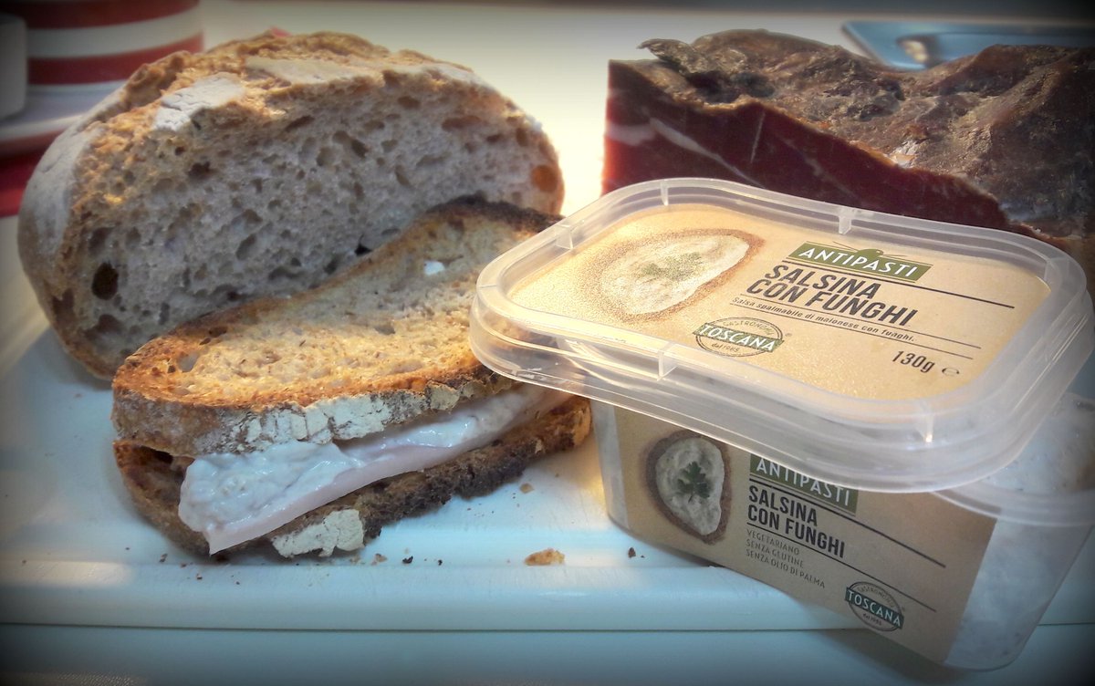 Pochi e semplici #ingredienti per una #ricetta veloce e sfiziosa. #Panino allo #speck, #patate e #salsina di #funghi.