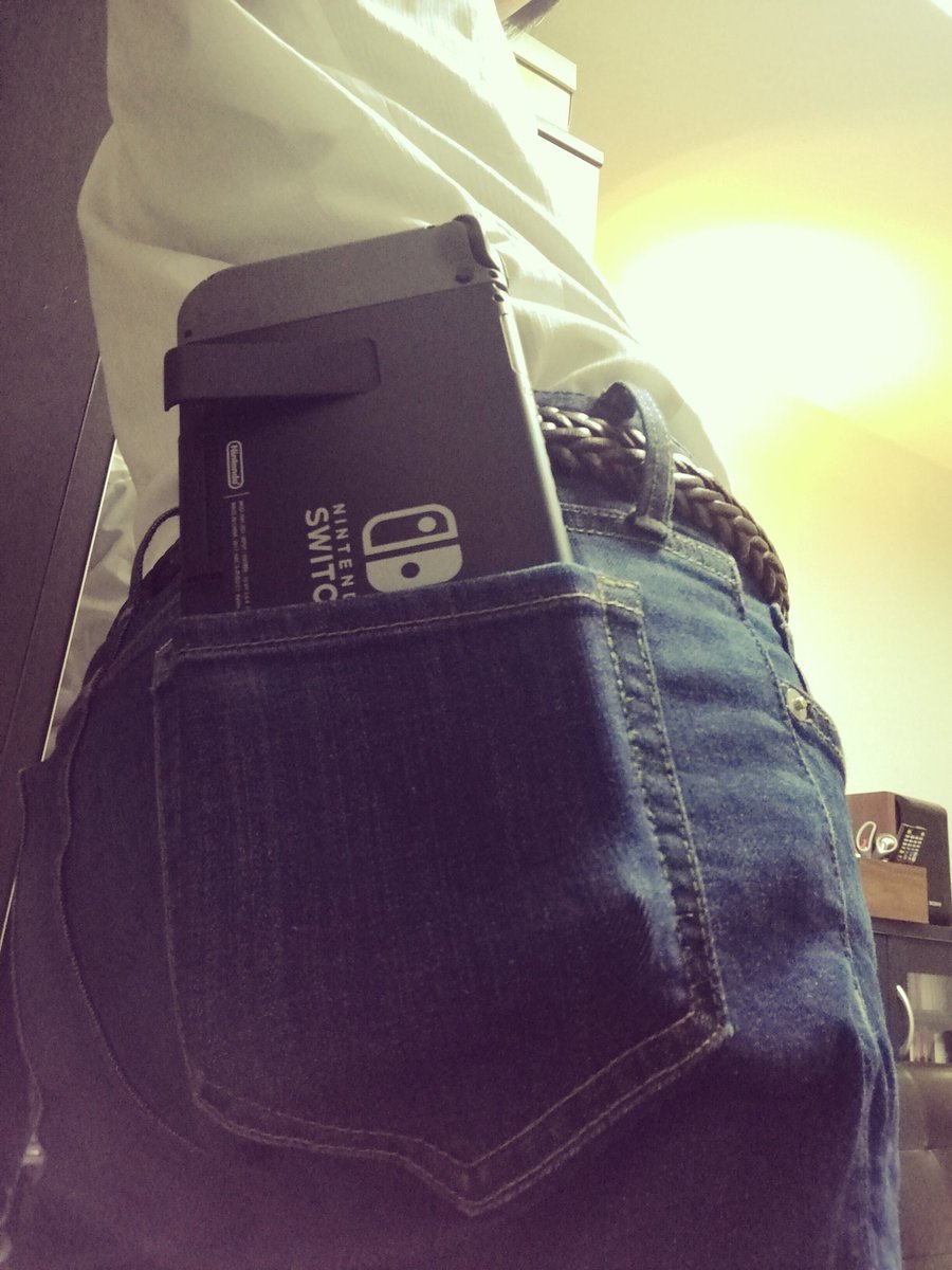 queile's tweet photo. スイッチ、想像の100倍小さくてケツポケットに入る #VAIOtypeP https://t.co/4Ht9F8ncd9