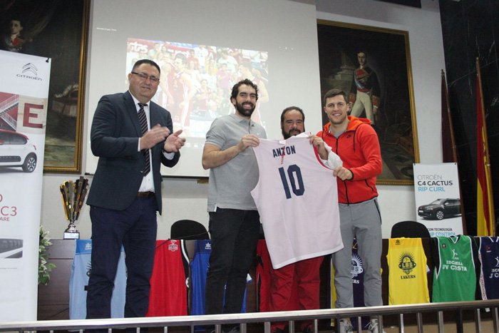 UCAMMurcia's tweet photo. Benite y Baron apadrinan la Liga Social JV Costa https://t.co/0vCAtov9fZ https://t.co/2i932pIaxp