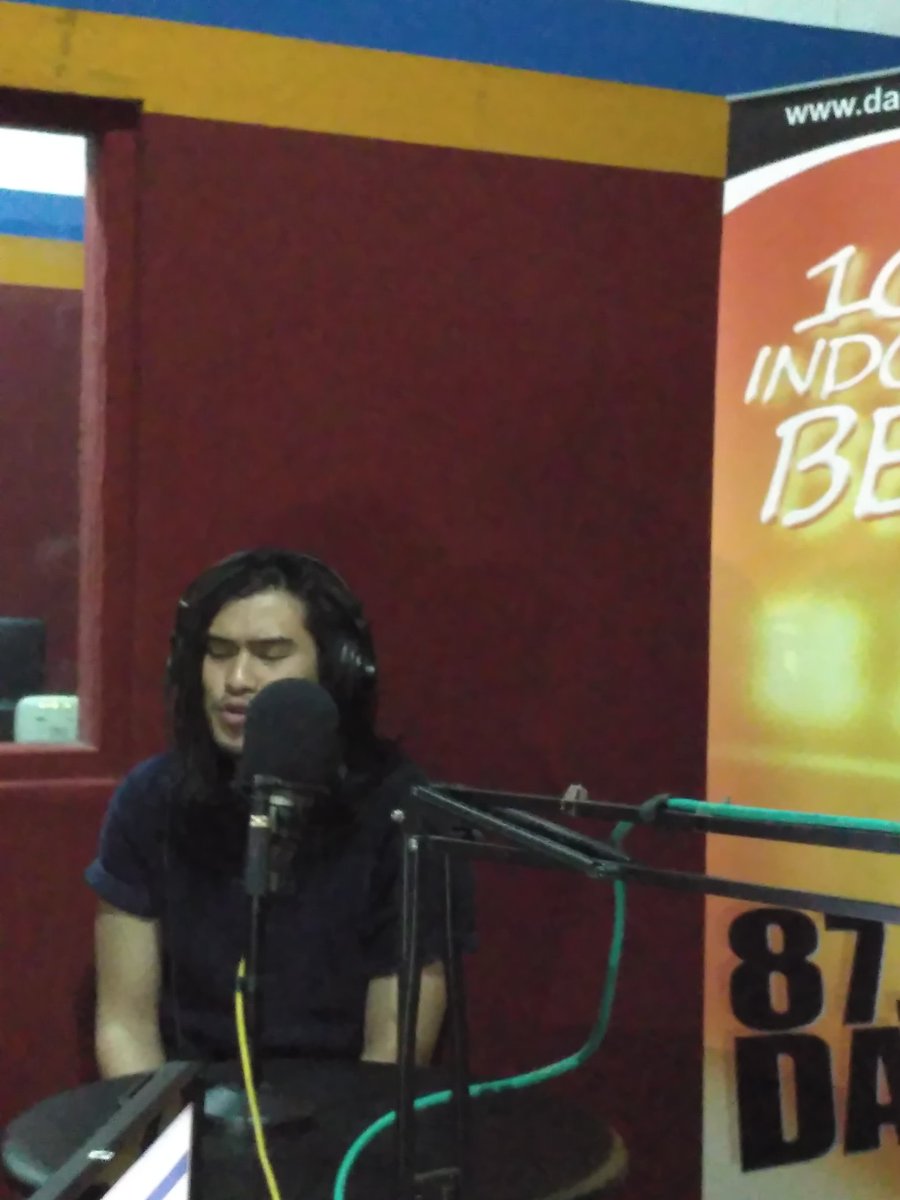 Hadirmu.. live on <a href="/DairiFM_Cirebon/">Dairi 87.6 FM</a> | <a href="/shelter953fm/">Shelter FM Cirebon</a> @DiDevirzha <a href="/alfa_records/">alfarecords</a> #SirnaVirzha 💚💙💜