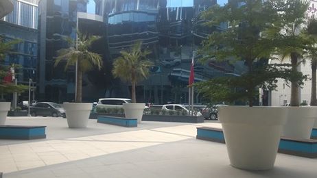 SerralungaItaly's tweet photo. A public square in Dubai where you can spot our most famous giant pot #vasone. Buy yours by visiting our shop: https://t.co/yiRmuxRsdU https://t.co/biOydIRSWm