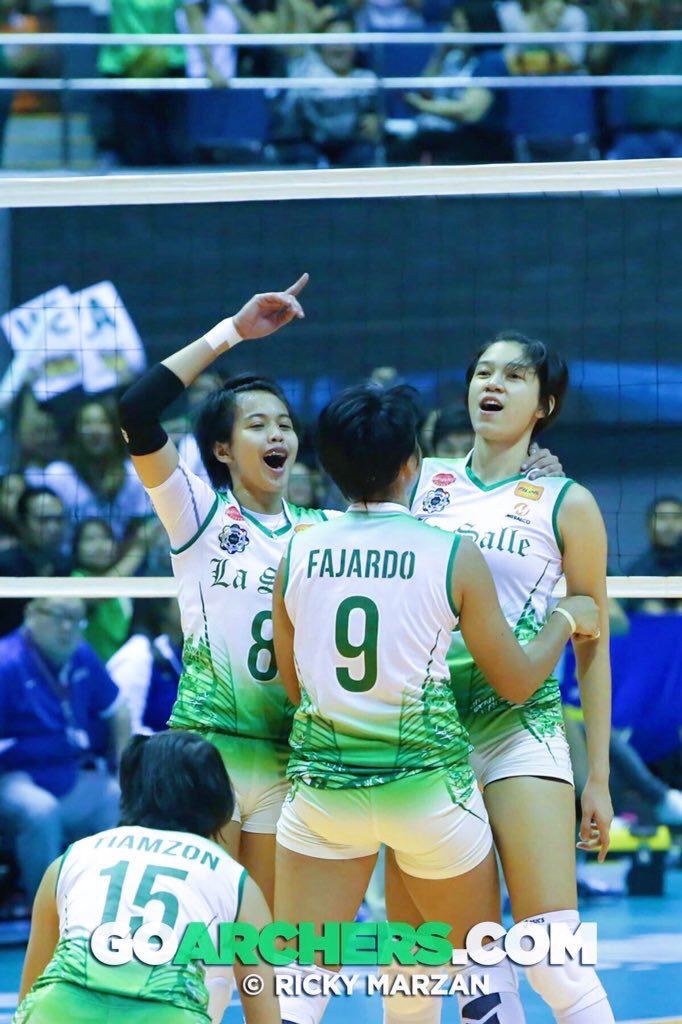 forarag's tweet photo. and because it's finally dlsu vs admu tomorrow 💚💙 © #HaltTheFlightDLSU https://t.co/HCD4lXVnnA