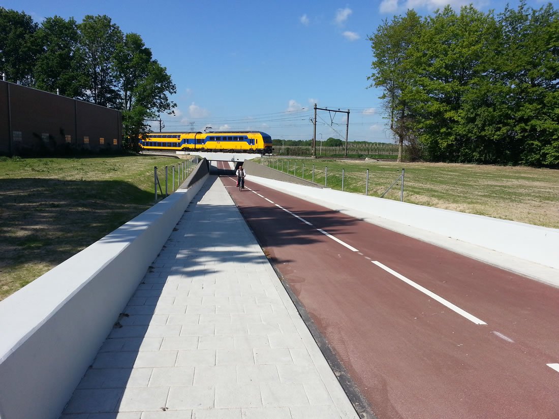 DutchUrbanIndex's tweet photo. The @gemeentetilburg has made this new nice #cycle #patht to the train station. https://t.co/TOScnqKoVU