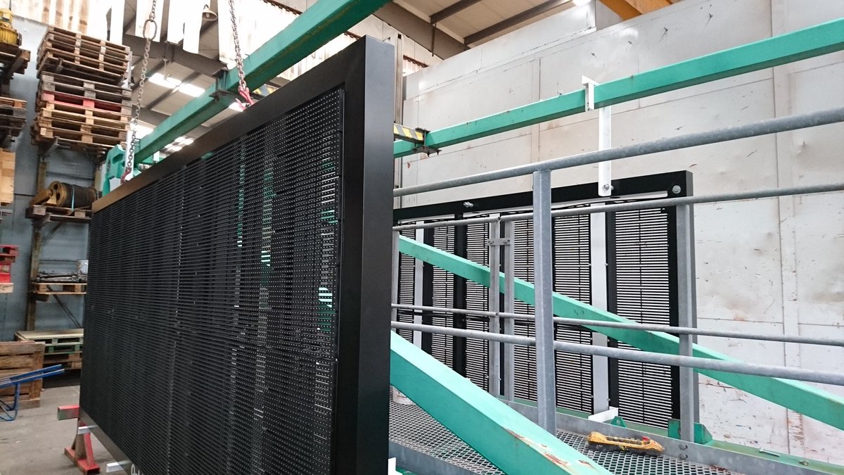 Building two #CraneLed to a counter jib of a Jost 312.12. #adsup #dooh #thefutureofadvertising