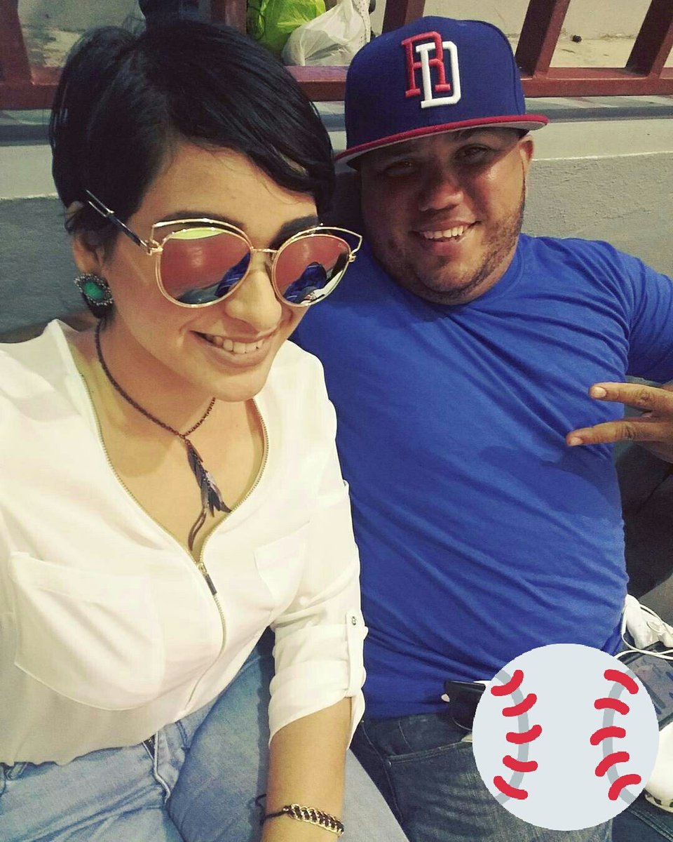 Carlos_Sanchezk's tweet photo. @AbriendoJuego @vianaraujo @RicardoRod6 @maregadeportes @LATITISPA1 #CalentandoElClasico junto a mi bella prima @MaggyStylerd #SomosBellos😎 https://t.co/t2xd6WnpLi