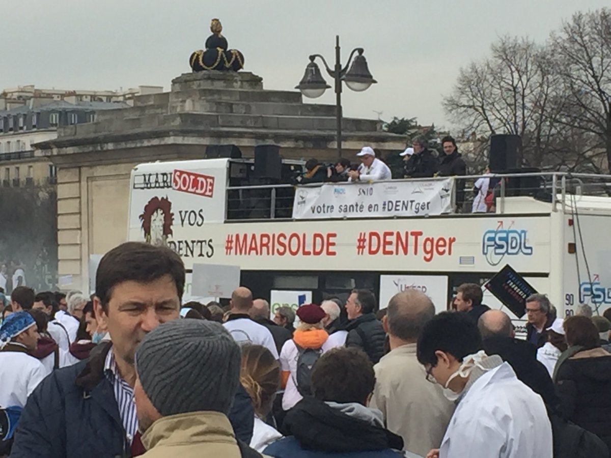 P_etudiant's tweet photo. La manif des dentistes / étudiants  a démarré à Paris => "votre santé en #DENTger" "#MariSOLDE vos dents" + d'infos https://t.co/JakFrbGurs https://t.co/Sqr8bbSJKI