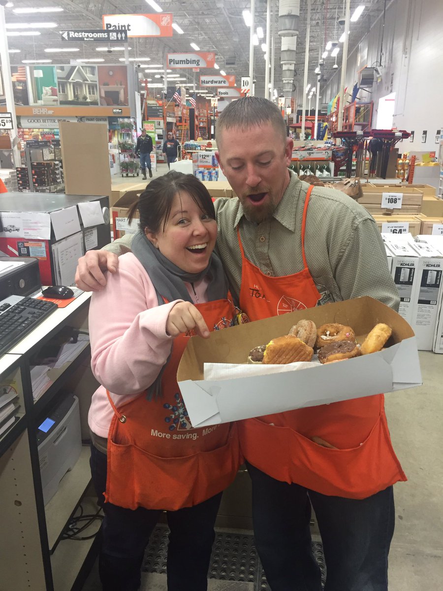Tom is thanking all the openers today with some doughnuts 🍩... we appreciate all you do! #MWMAR2017 @SallyGansiorTHD @asm212230