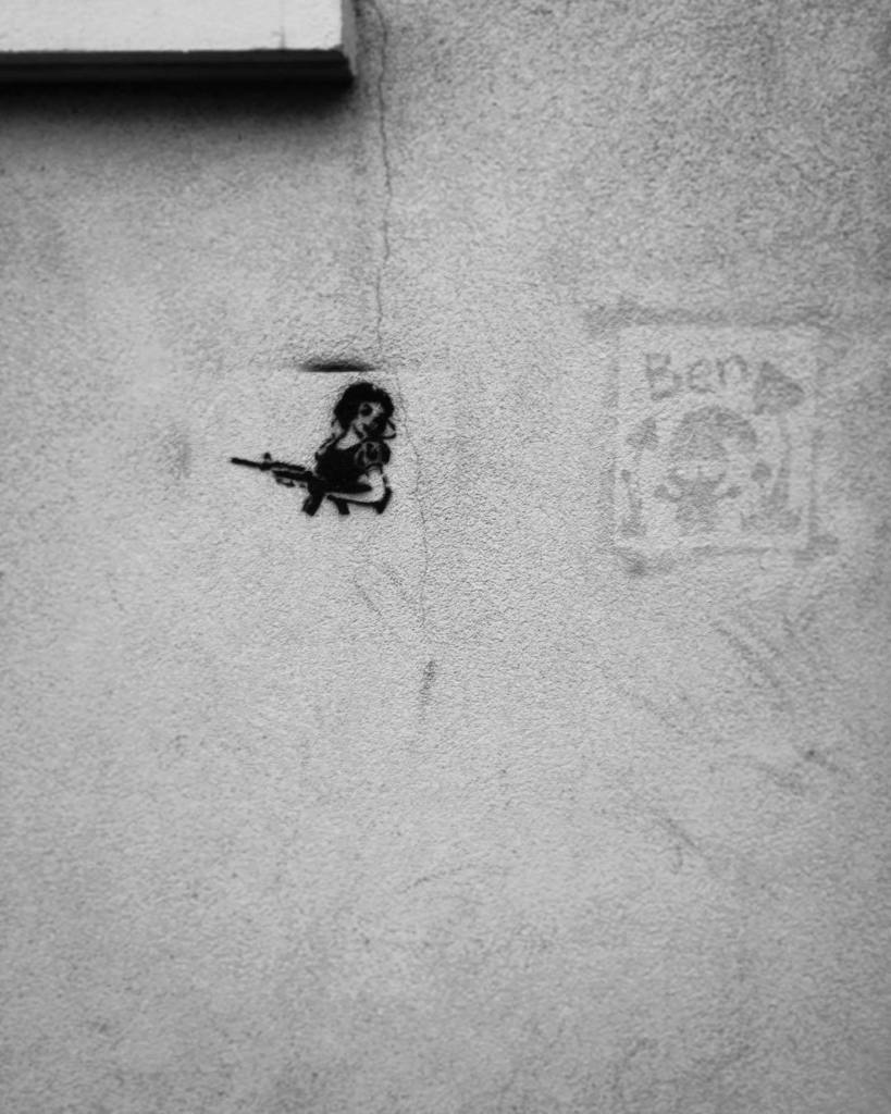 Jguillmt's tweet photo. Serial princess. #streetart #streetstyle #princess #instangers #angers #disney #snowwhite #mobilphotography #igersa… https://t.co/L21SuZ07Im