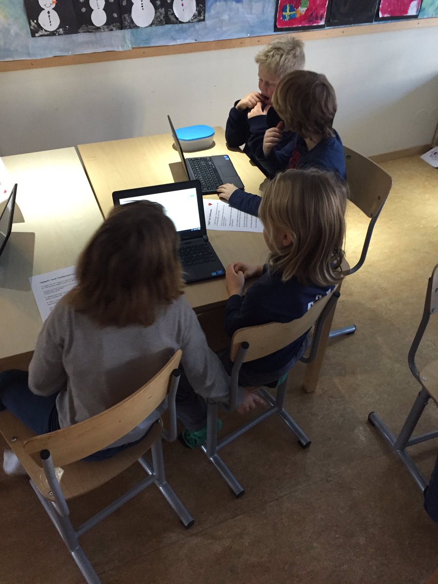Elever i år tre på Klockargården hjälper förskoleklassen in G-suite och Drive. #lidskol #läravarandra #