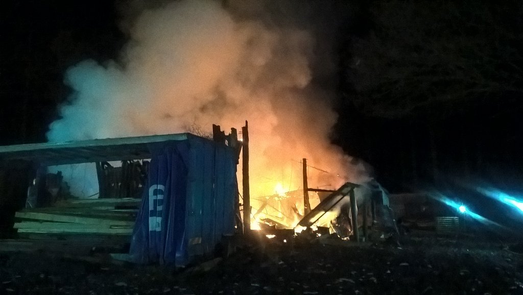 KidderUpdates's tweet photo. .@HWFire were in Cookley overnight tackling this fire. It was kept under control and nobody injured. https://t.co/xqhpYdfMIl