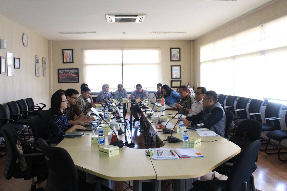 IPCCarTerminal's tweet photo. Rabu 22 Februari 2017, Rapat perihal Standard Operation  Procedure (SOP) Keuangan dengan Konsultan Heliantoro.
#ikttangguh #carterminal https://t.co/V3UOWISMg2
