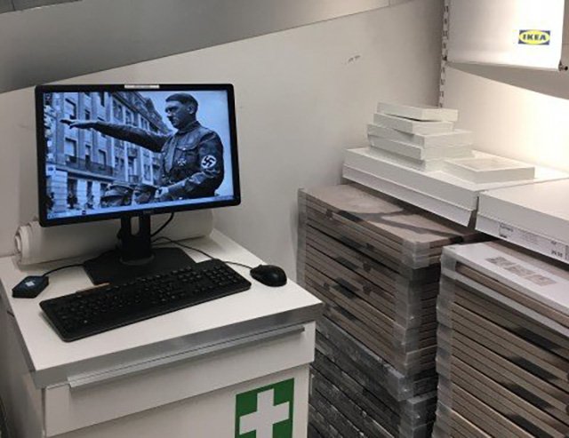 Salvaschermo con Hitler in un computer all'Ikea