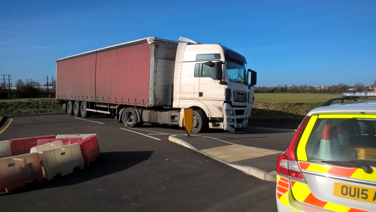 tvprp's tweet photo. A41 Bicester, LGV immobilised until driver has paid £200 for tachograph & condition offences. #p1417 #takeabreak #dailyrest #clearviewahead https://t.co/V2wwtLrxgI