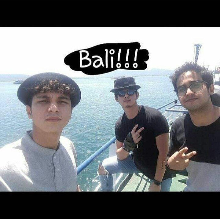 Yang lagi di bali di tunggu ya fotonya <a href="/alysyarief/">Aliando Syarief.</a> 😘😘