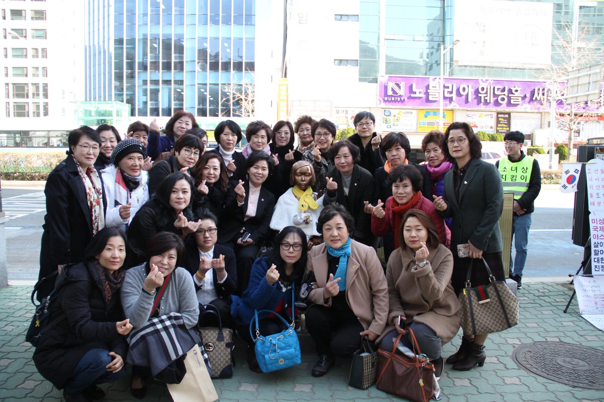 theminjoobusan's tweet image. 오늘 양향자 최고위원가 부산시당 여성위원회간 간담회가 진행되었습니다.
간담회 후 일본 영사관 앞 소녀상을 방문했습니다.