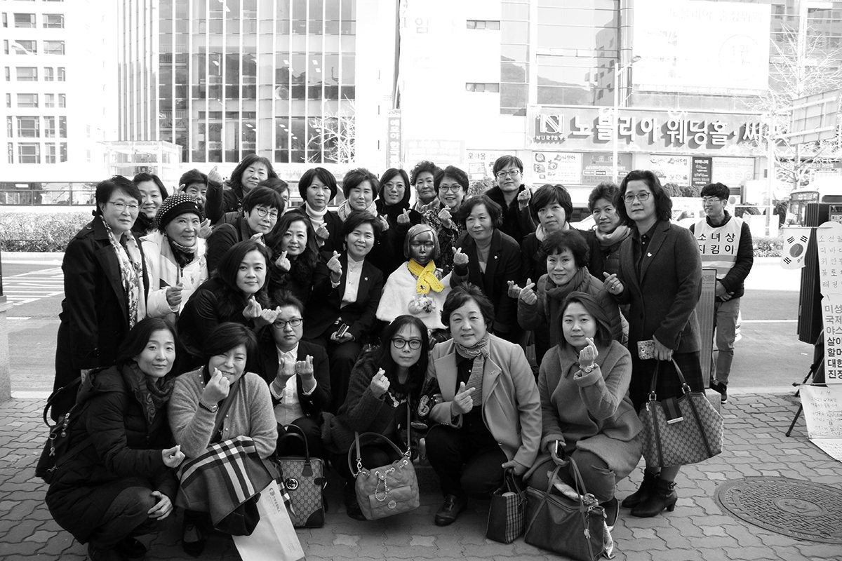 theminjoobusan's tweet image. 오늘 양향자 최고위원가 부산시당 여성위원회간 간담회가 진행되었습니다.
간담회 후 일본 영사관 앞 소녀상을 방문했습니다.