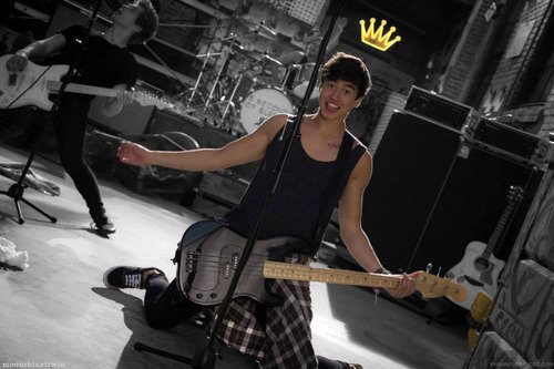5soswith_fans's tweet photo. Dzisiaj mijają 3 lata od tego cudownego teledysku 'She looks so perfect'!  #3YearsOfSLSP https://t.co/NKZC00a3Un