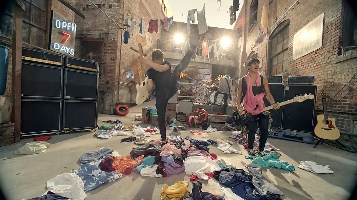 5soswith_fans's tweet photo. Dzisiaj mijają 3 lata od tego cudownego teledysku 'She looks so perfect'!  #3YearsOfSLSP https://t.co/NKZC00a3Un