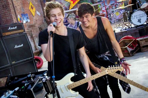 5soswith_fans's tweet photo. Dzisiaj mijają 3 lata od tego cudownego teledysku 'She looks so perfect'!  #3YearsOfSLSP https://t.co/NKZC00a3Un