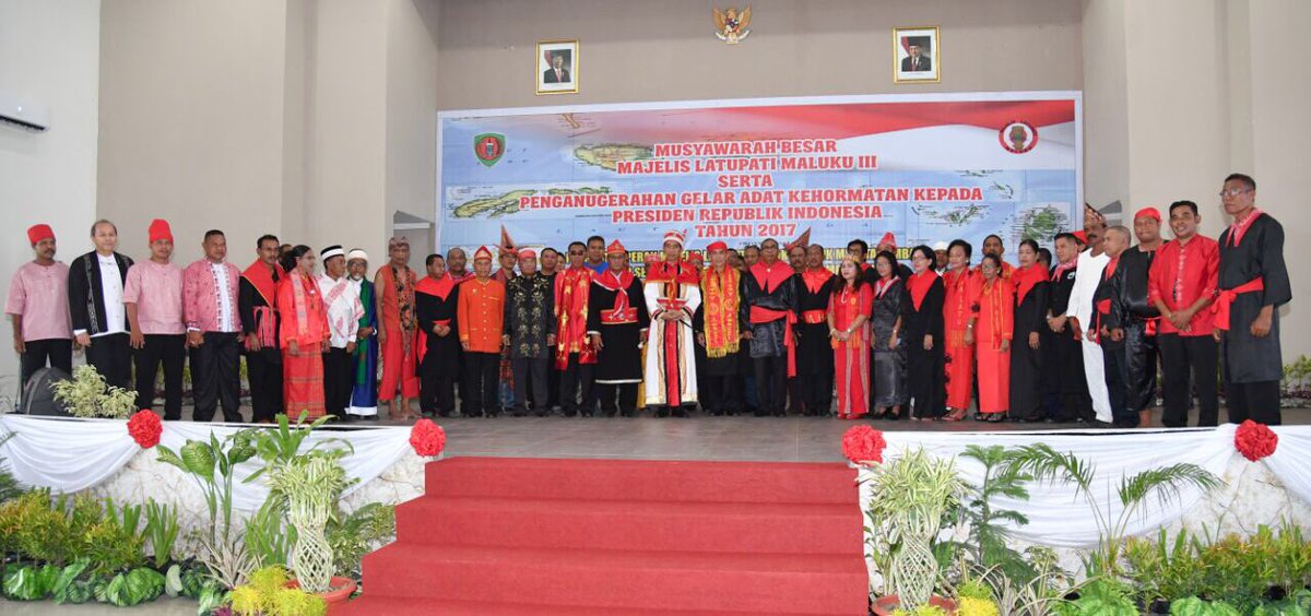 jokowi's tweet photo. Terima kasih banyak atas gelar adat kehormatan Maluku. Gelar ini untuk memacu menyejahterakan rakyat -Jkw https://t.co/yppVURs5wX