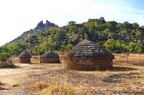SudaneseCulture's tweet photo. Beautiful villages of western Sudan
#SudaneseCulture #ثقافة_سودانية https://t.co/ssb2jh3Gnq