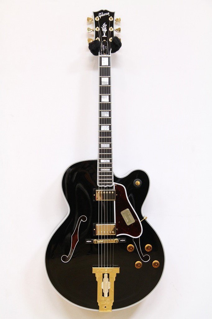 Yamano_Rockinn's tweet photo. 【B館2階】当フロアでは「Gibson Custom Shop L-5 CES」ももちろんお試し弾きができます!その高貴な貫録が漂うルックスを、そしてディープな唯一無二の音を、ぜひご体感ください! #Gibson #L5CES #Ebony #WineRed https://t.co/CJSFJh9o4o