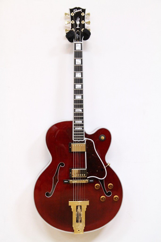 Yamano_Rockinn's tweet photo. 【B館2階】当フロアでは「Gibson Custom Shop L-5 CES」ももちろんお試し弾きができます!その高貴な貫録が漂うルックスを、そしてディープな唯一無二の音を、ぜひご体感ください! #Gibson #L5CES #Ebony #WineRed https://t.co/CJSFJh9o4o